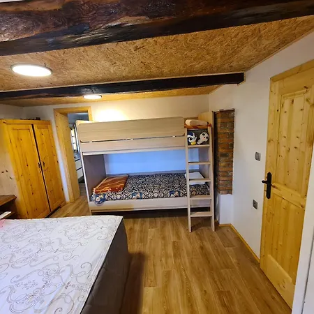 Pajek & Pajcevina On The Hayrack בקתה