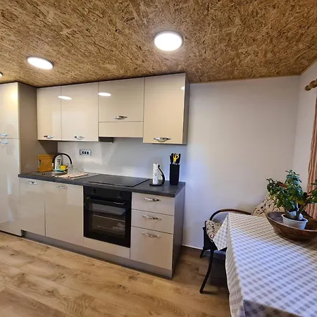 Pajek & Pajcevina On The Hayrack *