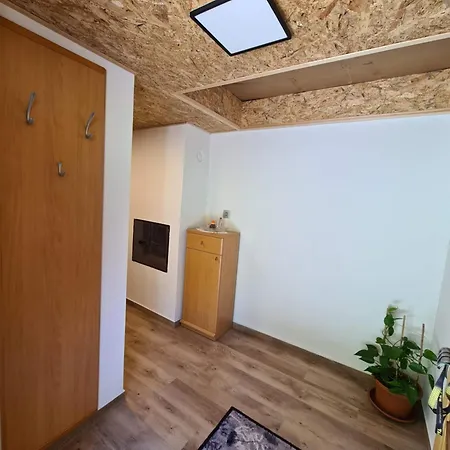 Pajek & Pajcevina On The Hayrack בקתה *