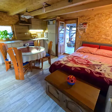 Pajek & Pajcevina On The Hayrack 샬레