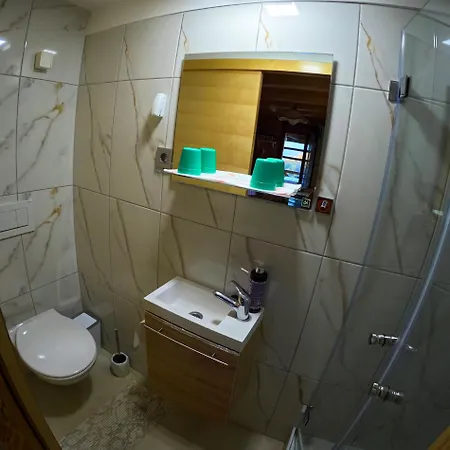 Pajek & Pajcevina On The Hayrack *