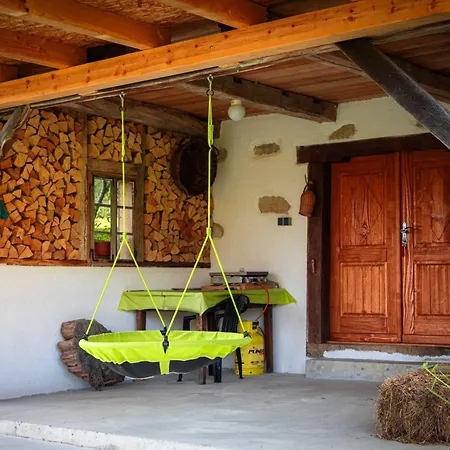 Pajek & Pajcevina On The Hayrack בקתה