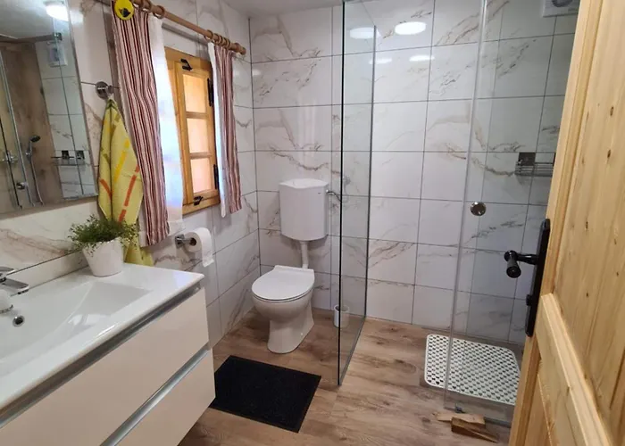 Pajek & Pajcevina On The Hayrack Chalé Dobje pri Lesicnem