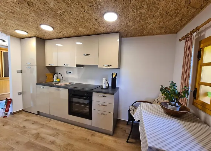 Pajek & Pajcevina On The Hayrack *